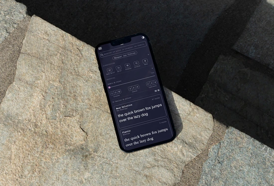 visuel représentant un téléphone mobile posé sur un sol en béton avec l’interface de l’application