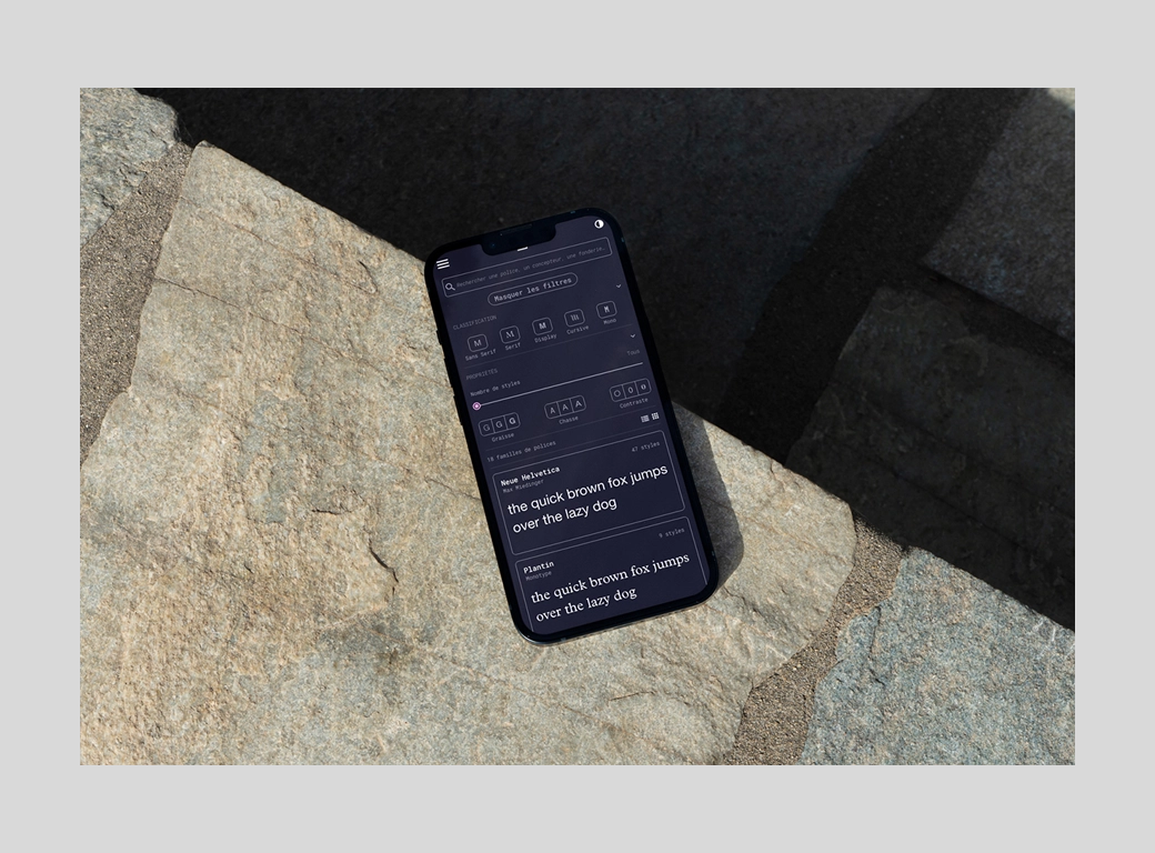 visuel représentant un téléphone mobile posé sur un sol en béton avec l’interface de l’application