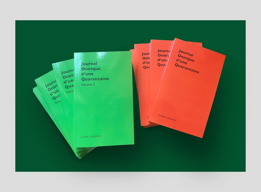 visuel représentant une main qui tient le livre Joq