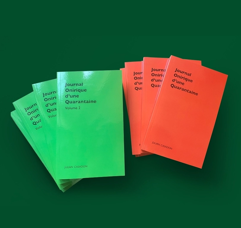 visuel représentant une main qui tient le livre Joq